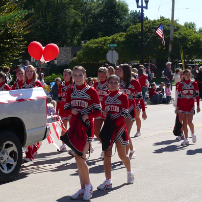 Pumpkin_Festival_2007-008 The Morton Highschool cheerleaders are tossing candy to the crowds.
