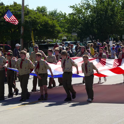 Pumpkin_Festival_2007-010 Boy Scouts carrying the flag.