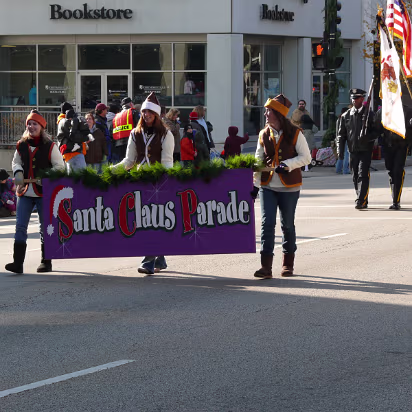 Santa_Claus_Parade_2007-001 The parade begins!