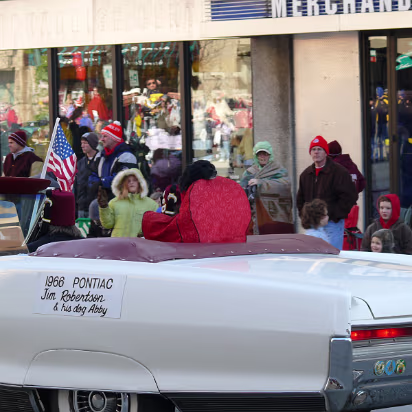 Santa_Claus_Parade_2007-012 Classic car with a 'King' dog in the rear.