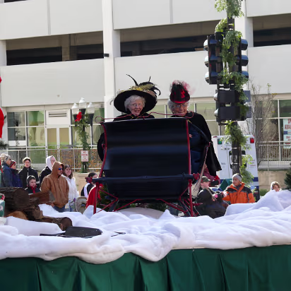 Santa_Claus_Parade_2007-041 Two old ladies in their sleigh.