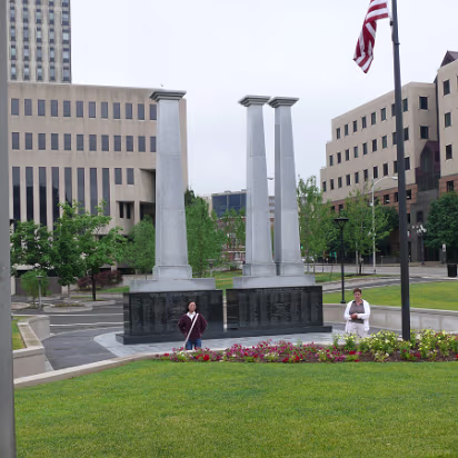 USA_Move-014 Hanhan and Sharon in front of the WW I and WW II memorial in Peoria.