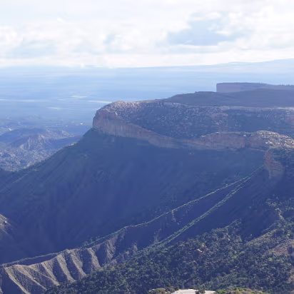 Mesa_Verde_NP-013 The cliffs look like a fortress.