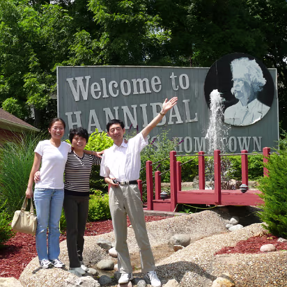 Hanibal_2009-008 The Zhang family in Hannibal.