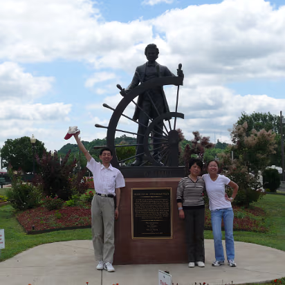 Hanibal_2009-022 The Zhang family at the Mark Twain memorial.