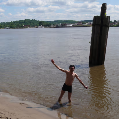 Hanibal_2009-039 Chairman Mao's wish come true, Hanhan's dad in the Mississippi.