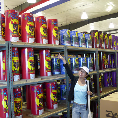 Hannibal-008 Hanhan wants one of the huge fireworks in the shop.