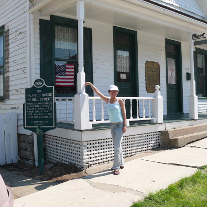 Hannibal-014 Hanhan in front of the haunted house that was mentioned in Tom Sawyer.