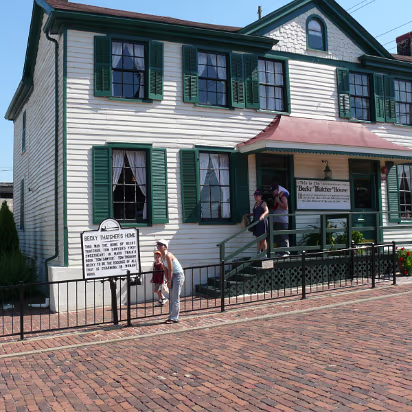 Hannibal-016 In front of Becky Thatcher's house, she was Tom Sawyer's first sweetheart.