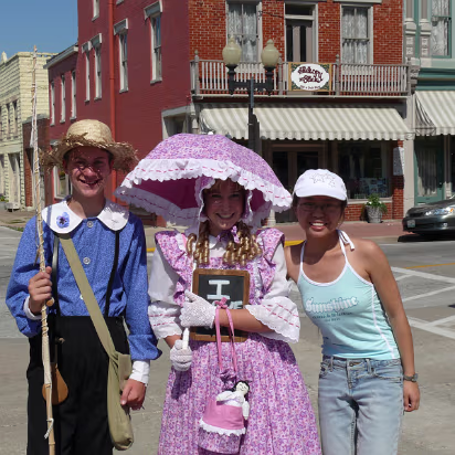 Hannibal-020 Tom Sawyer, Becky Thatcher, and Hanhan.
