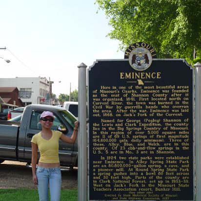 Missouri_2008-019 Hanhan and the town plaque.