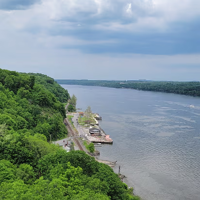 New_York_2021-009 The Hudson, even in a town, is beautiful.