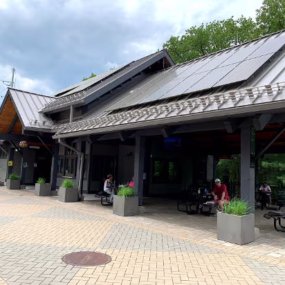 New_York_2021-011 A well placed rest spot with cold drinks nearby. New York has great recreation areas and parks.