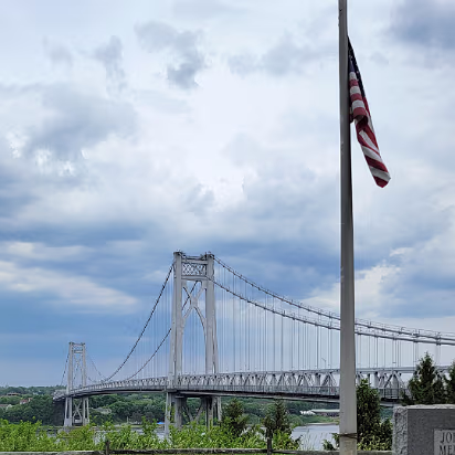 New_York_2021-015 A monument honoring those who built the bridge.