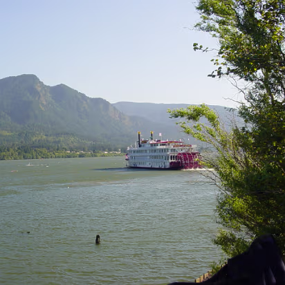 Oregon-014 The tour boat has returned so we should be on our way.