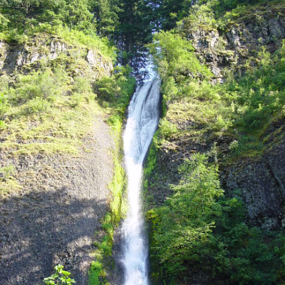 Oregon-015 Multnomah Falls, a favorite spot for tourists.