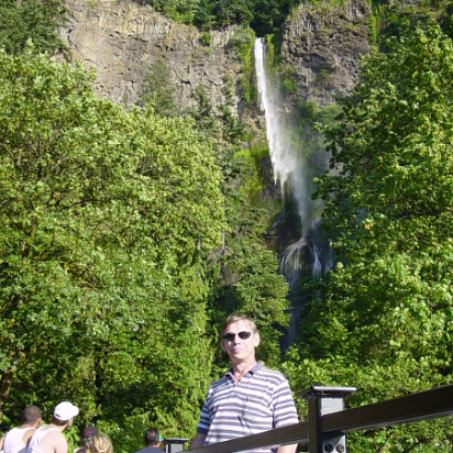 Oregon-020 I'm standing on a footbridge leading to the bottom of the falls.